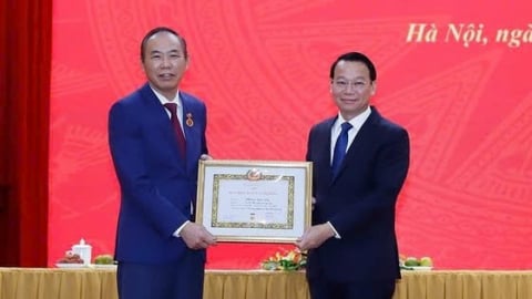 Đồng chí Phùng Đức Tiến nhận Huy hiệu 30 năm tuổi Đảng