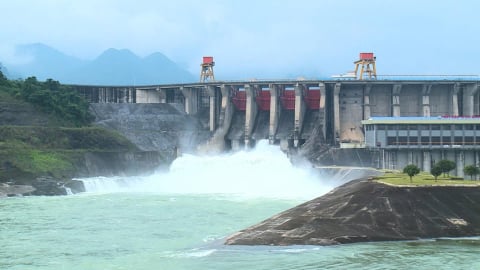 Thủy điện Tuyên Quang mở 1 cửa xả đáy
