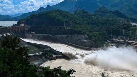 Thủy điện Hòa Bình mở cửa xả đáy thứ ba