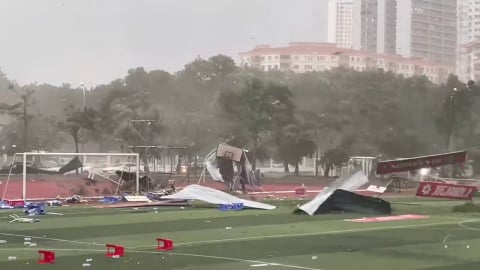 Mưa giông, gió giật trên đường phố ở Hà Nội