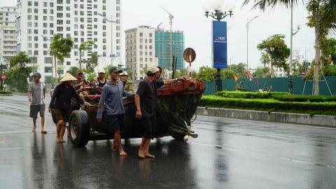 Cơ bản xử lý sự cố mất điện, hối hả đưa tàu thuyền lên bờ