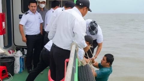 Ngư dân trôi dạt 6 tiếng trên biển Tây được tàu khách cứu sống