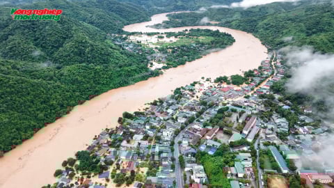 Máy bay không người lái ghi lại cảnh Nghệ An chìm trong dòng nước lũ