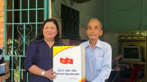 Lãnh đạo tỉnh Vĩnh Long thăm, tặng quà gia đình có công với cách mạng