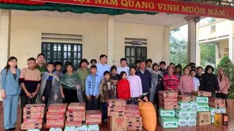 Cấp nhu yếu phẩm và hỗ trợ di dời cho 40 hộ tại xã Tả Van
