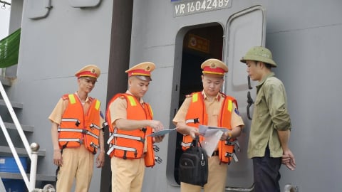 Hai tàu vận tải thủy vi phạm quy định an toàn