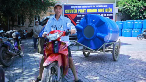 500 bồn chứa nước đến với bà con vùng lũ Nghệ An.