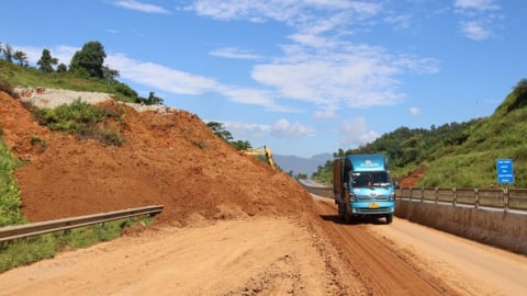 Sạt lở đất gây chia cắt giao thông tuyến Lào Cai - Nội Bài