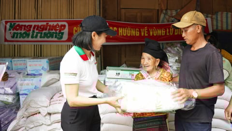 Báo Nông nghiệp và Môi trường trao hơn 6 tấn gạo tại vùng lũ Điện Biên
