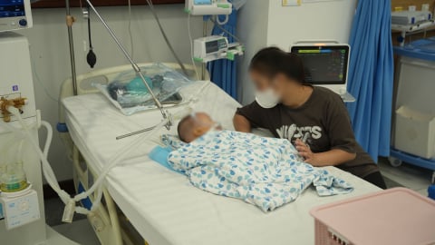 Bé 15 tháng tuổi nguy kịch do uống tinh dầu đuổi muỗi