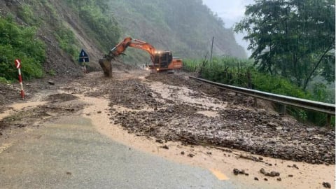 Cảnh báo nguy cơ sạt lở, mất an toàn trên đường vào vùng lũ Điện Biên