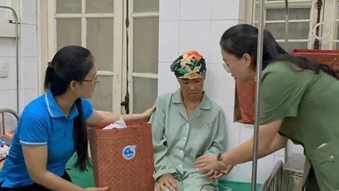 Phụ nữ Điện Biên giúp dân vùng lũ khắc phục thiên tai