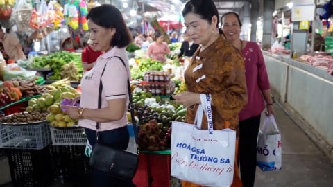 Nhân rộng mô hình quản lý và phân loại chất thải rắn: [Bài 1] Tái chế pano, áp phích thành túi đi chợ
