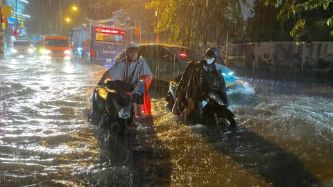 Mưa lớn trên diện rộng, nhiều tuyến đường tại TP.HCM ngập sâu