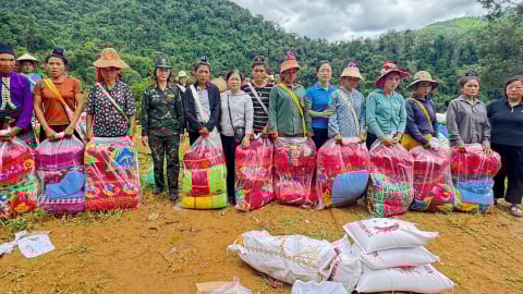Phụ nữ Điện Biên trao quà vùng lũ Phình Giàng
