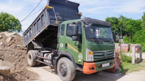 Phát hiện một hộ dân tổ chức đổ chất thải xây dựng ra môi trường