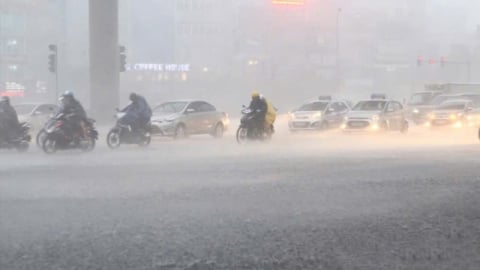 Áp thấp nhiệt đới gây mưa lớn nhiều ngày ở Bắc Bộ, Trung Bộ