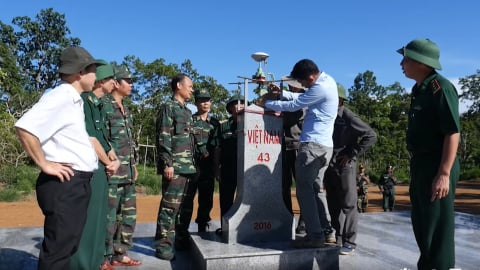 Đo từng tấc đất, vẽ dáng hình đất nước