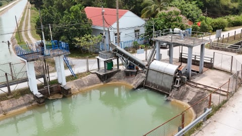 Máy vớt rác tự động ‘giải cứu’ kênh Đông Củ Chi