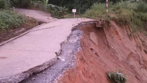 Công bố tình huống khẩn cấp điểm sạt lở tuyến đường Quan Sơn - Tam Lư