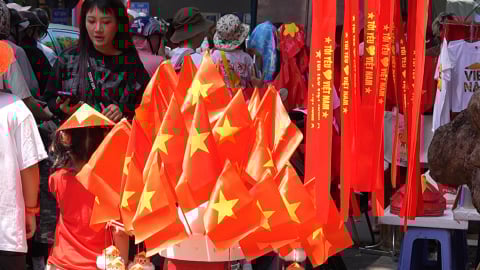 Phố Hàng Mã rực rỡ cờ hoa trước thềm Quốc khánh