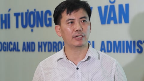 Bão giảm cấp nhưng vẫn rất mạnh