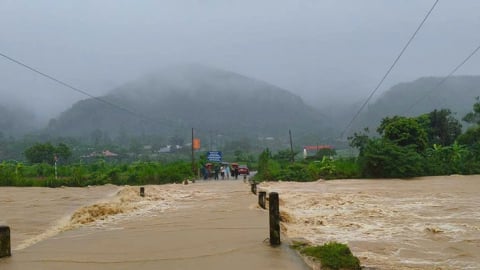 Mưa lũ gây sạt lở, chia cắt nhiều tuyến giao thông ở Lào Cai