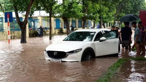 Hà Nội ngập cục bộ do ảnh hưởng của bão số 5 Kajiki