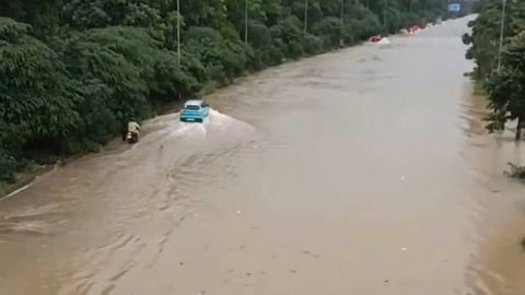 Phố phường Hà Nội thành 'sông', giao thông tê liệt