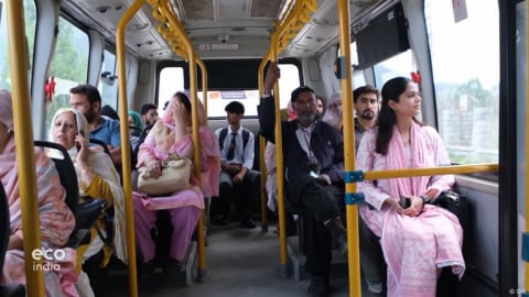 Xe buýt điện góp phần giảm ô nhiễm không khí ở Kashmir