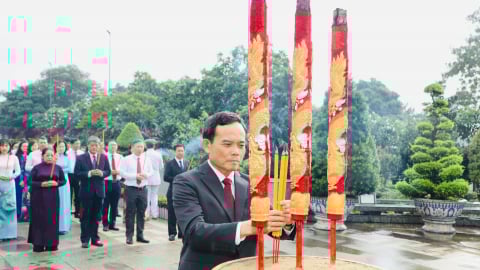 Bí thư Thành ủy TP.HCM Trần Lưu Quang dâng hương tưởng niệm Anh hùng liệt sĩ