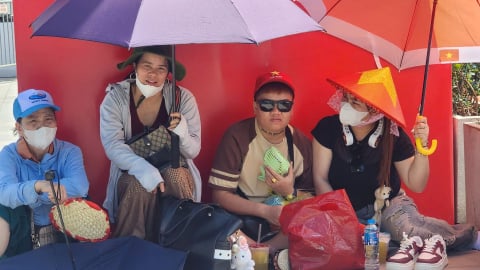 Người dân đội mưa nắng giữ chỗ trước 2 ngày xem diễu binh 2/9