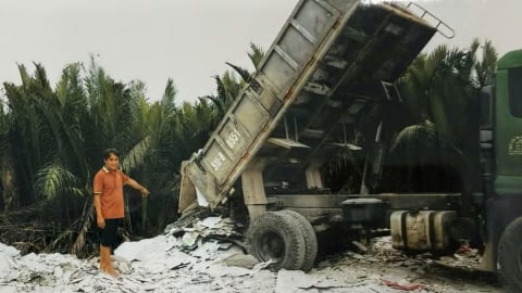 Khởi tố đối tượng đổ trộm gần 600 tấn chất thải công nghiệp
