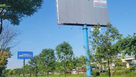 TP.HCM xử lý các trụ quảng cáo vi phạm hạ tầng giao thông