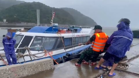 Biên phòng Đảo Trần khẩn trương hỗ trợ dân tránh bão