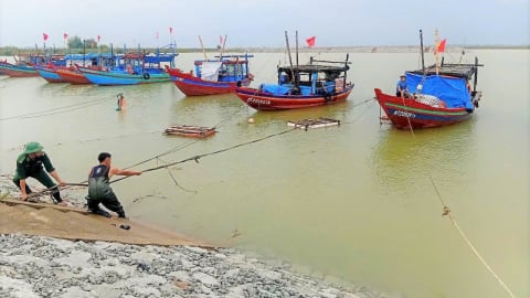 Thuỷ triều dâng cao, tàu thuyền vào nơi neo đậu an toàn