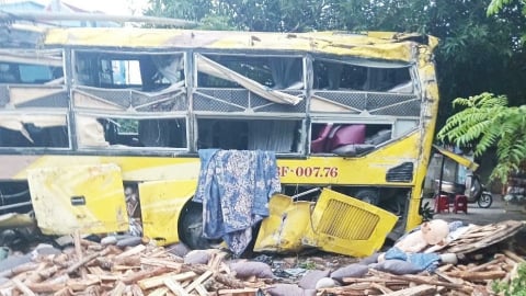 Lật xe khách làm 9 người tử vong, 15 người bị thương