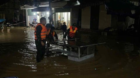 Mưa giảm, nước rút tại một số tuyến phố ven sông ở trung tâm Lào Cai