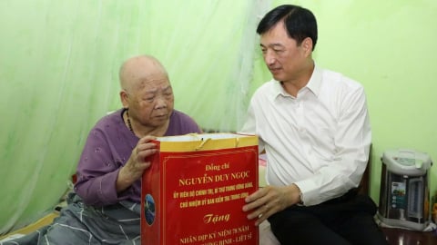 Chủ nhiệm Ủy ban Kiểm tra Trung ương thăm người có công ở Lạng Sơn