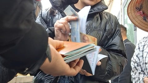 Vạch trần thủ đoạn buôn lậu qua cửa khẩu Lào Cai: [Video] Cán bộ quản lý cửa khẩu tiếp tay cho dân 'đánh' hàng?