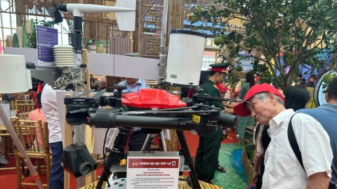 Robot và UAV làm 'tay mắt' giám sát, bảo vệ nguồn nước