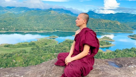 Đối diện nỗi buồn để không khóc giữa nhân gian