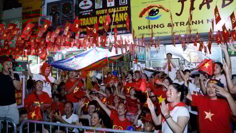 Người dân hát vang chờ tổng duyệt