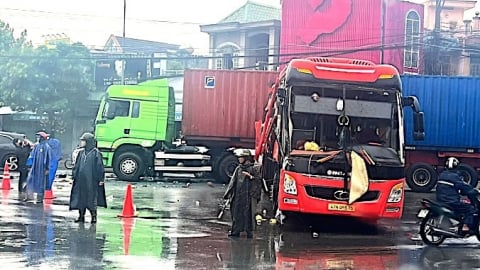Xe container đấu đầu xe khách, khiến 5 người bị thương