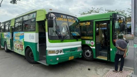 Tạm dừng việc tài xế xe buýt rượt đuổi nhau trên đường