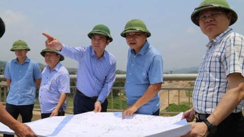Lào Cai tăng tốc sửa đường, xây kè trước mùa mưa bão