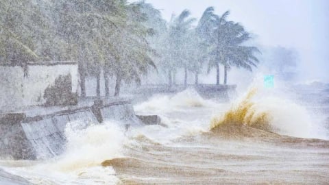 Sóng biển vỗ bờ dữ dội ở Thanh Hóa, thủy điện Nghệ An điều tiết lũ