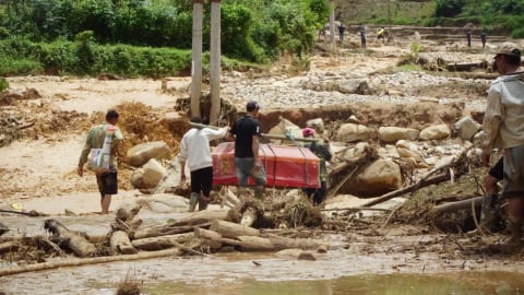 Đất lở, người Chiềng Sơ ‘chết lặng’