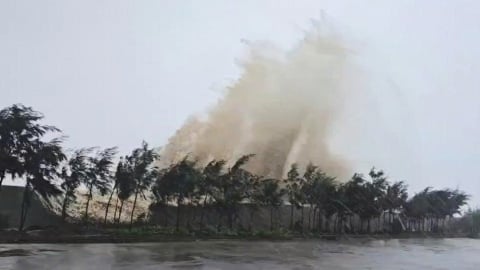 Sóng biển dữ dội, nhiều ngôi nhà ven biển tốc mái