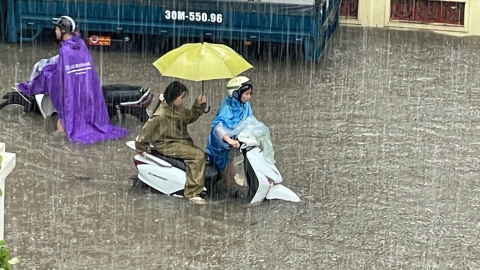 Nhiều tuyến phố Hà Nội ngập sâu sau mưa lớn